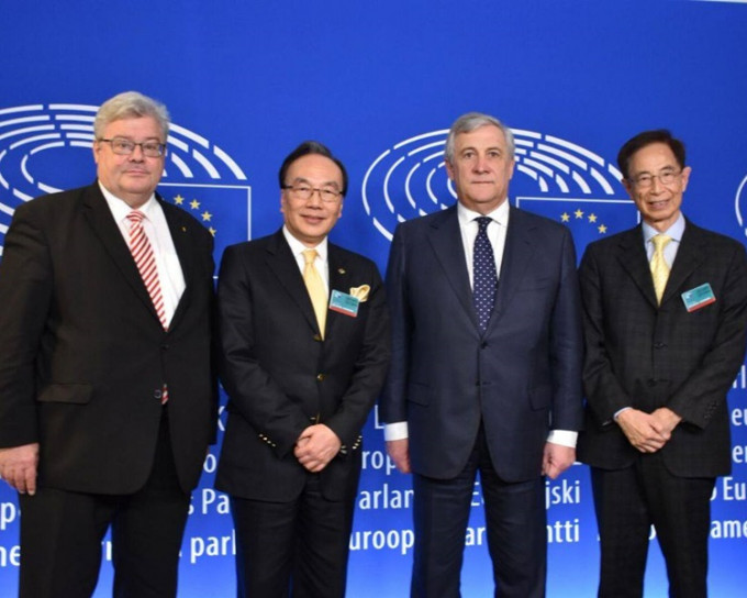 梁家杰（左二）及李柱铭（右一）与欧洲议会主席Antonio Tajani（右二）和欧洲议会议员Reinhard Bütikofer（左一）合照留念。公民党Facebook