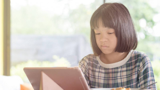 日本一项调查发现，小学生们使用纸本学习更有利成绩。istockphoto示意图