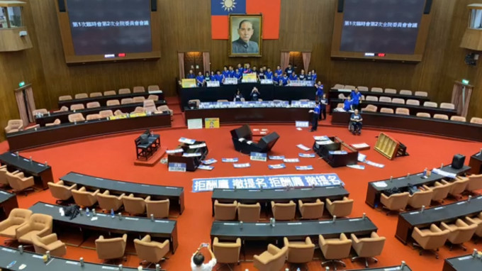 国民党强占主席台瘫痪议事。