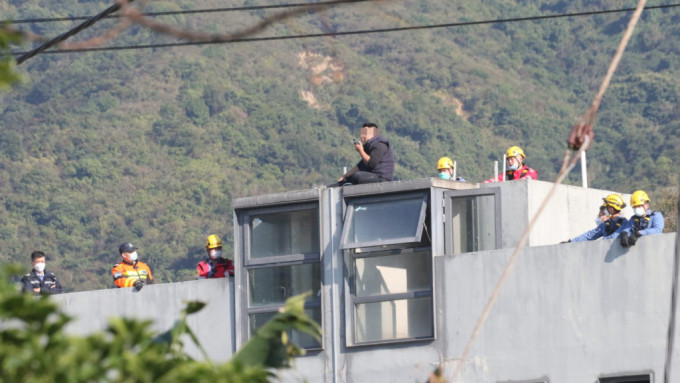 八乡男工疑遭欠薪村屋顶企跳，警方消防在场戒备。徐裕民摄