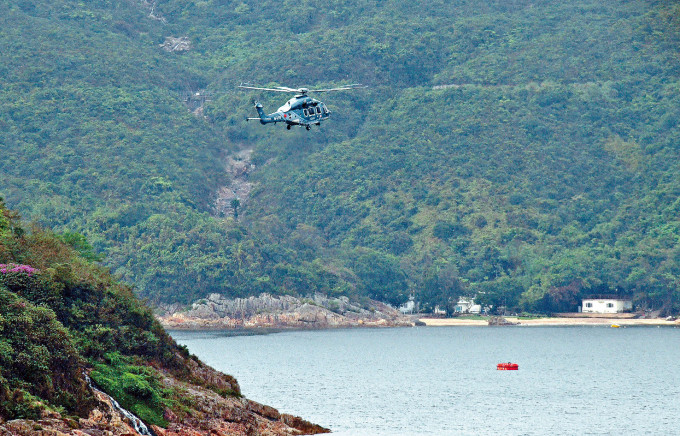直升機在龜背灣一帶上空盤旋搜索失蹤李浚鳴。