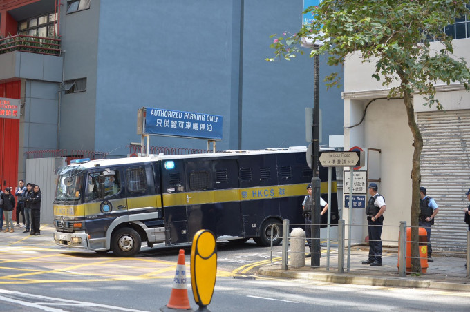 多辆警车护送囚车。