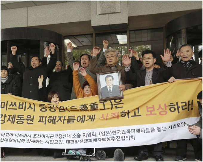 闻判后南韩苦工家属在法院听取判决。AP