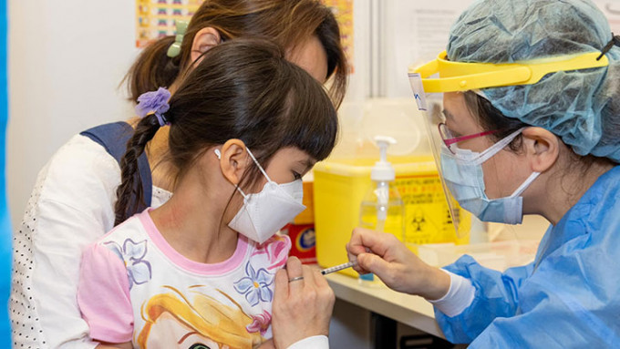 逾30位中大毕业医生为红磡居民接种新冠疫苗。中大医学院fb图片