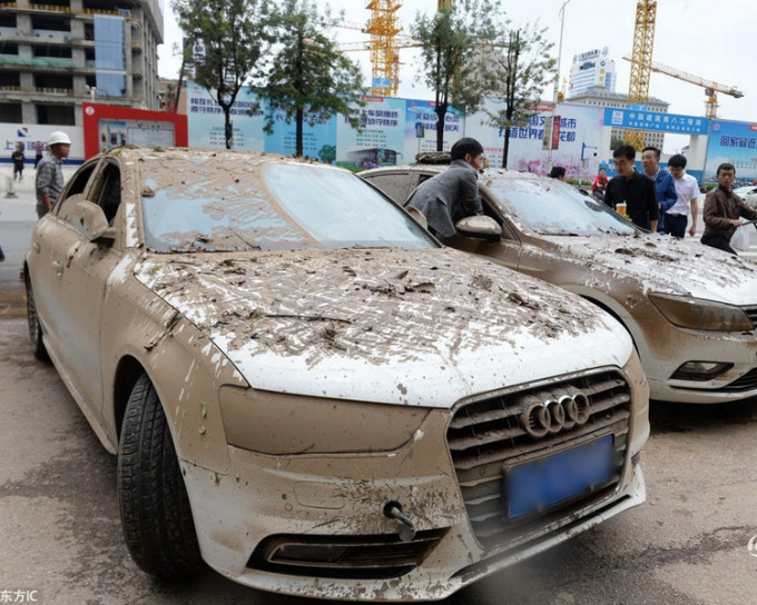 被拖出的車輛全部都沾滿泥漿。
