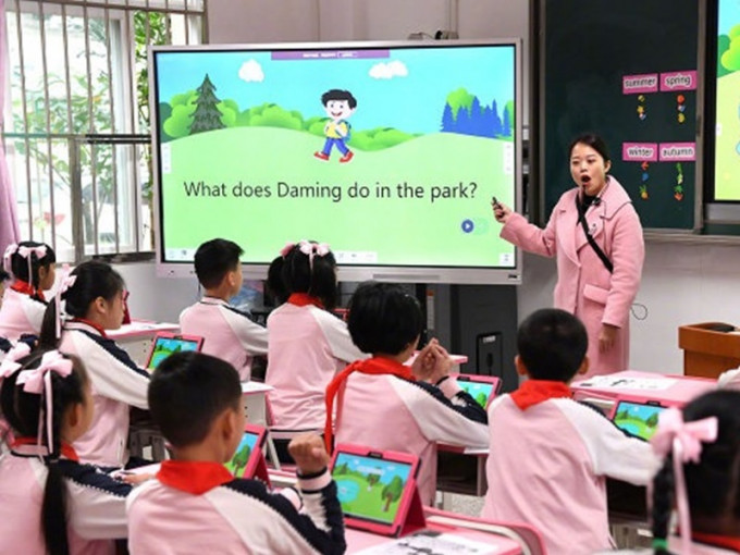 深圳龍華出近30萬元人民幣，計劃招聘400名公辦中小學教師。網圖