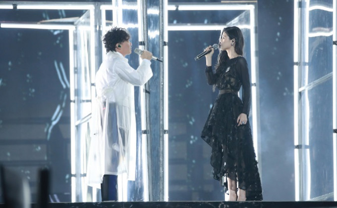 陈奕迅与队员肖凯晔合嗜《不该》。