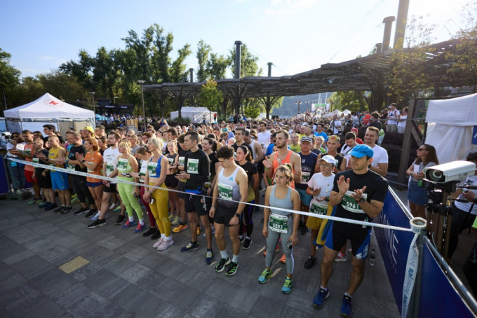 數千名跑手齊集烏克蘭首都基輔參加馬拉松。網上圖片
