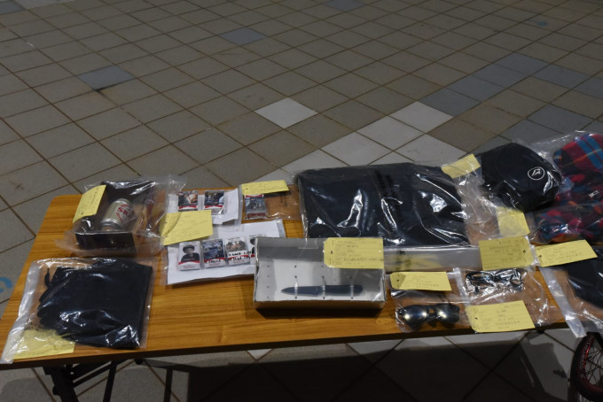 警方于捡获相信是疑犯犯案时使用的物件。
