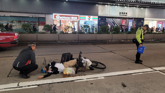 旺角九巴与单车相撞 单车汉倒地 外卖菜汁泻路面。