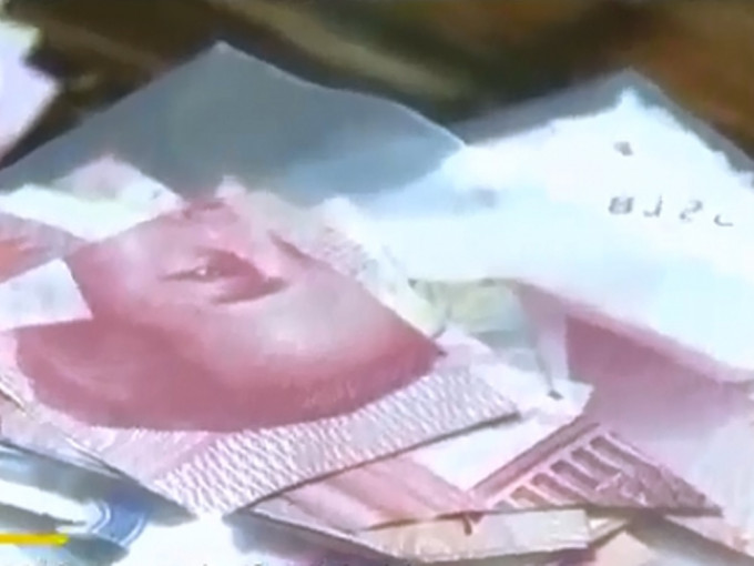 重慶女子發現離世母親遺留的養老金，卻全都是碎鈔。影片截圖