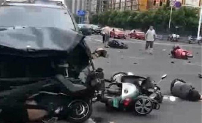 江蘇常州市一輛私家車在十字路口連撞多部電單車。　網圖