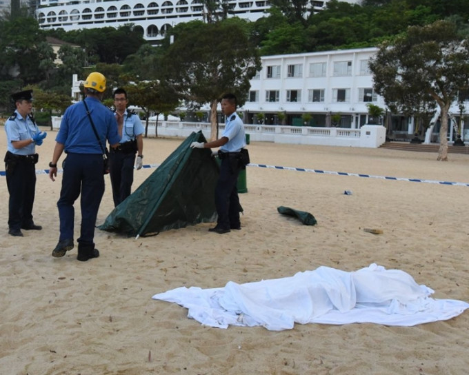 泳灘對開有一名「半浮沉」的女屍，結果證實為失蹤的菲籍女子。丁志雄攝