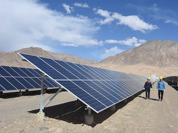 中国企业在太阳能产业独占鳌头，其中新疆更占全球近一半的多晶矽产能。新华社资料图片
