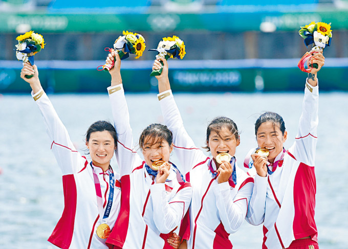 中國選手陳雲霞、張靈、呂揚與崔曉桐，在頒獎後合照慶祝。