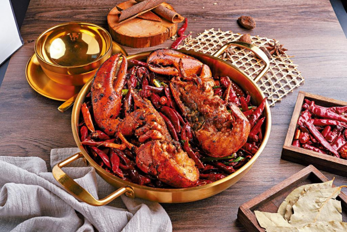 龙虾乾锅选用原只波士顿龙虾入馔，鲜美啖啖肉，加上层次丰富的麻辣味道，愈吃愈滋味。