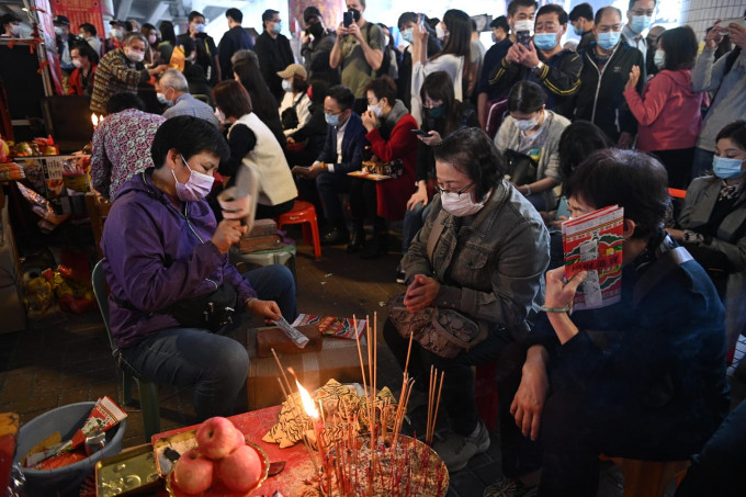 唔少市民到銅鑼灣鵝頸橋下光顧「拜神婆」。