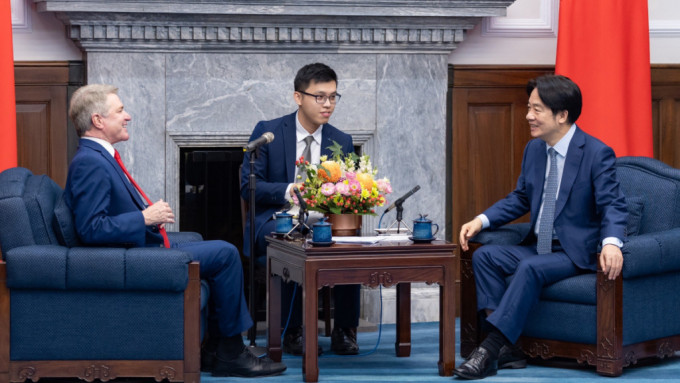 大陸外交部批評，美國眾議院外委會主席麥考爾率跨黨派議員團抵台訪問是打「台灣牌」。X