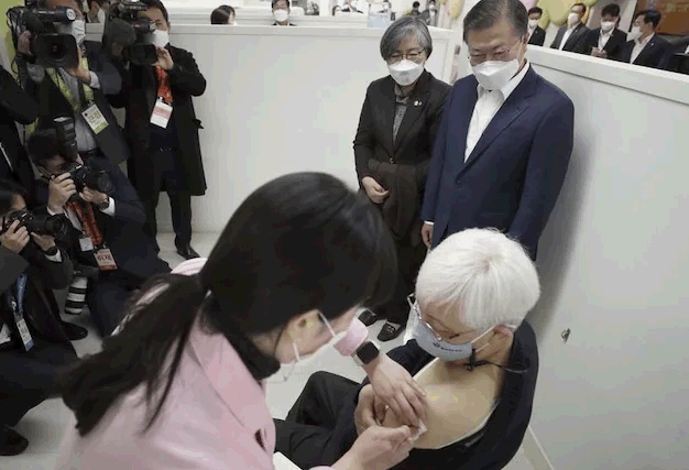 南韩积极建议60岁以上人群接种新冠疫苗。AP
