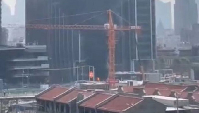 上海靜安地盤建築垃圾起火引發火災，無人傷亡。