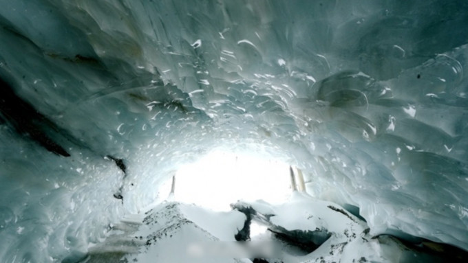西藏昌都市再发现大型双层冰洞，是边坝县发现的第三个大型蓝冰洞。人民日报