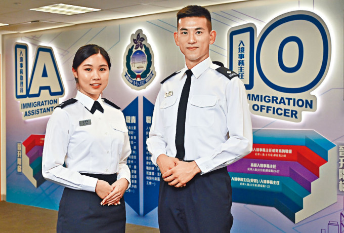 陳頌羲（右）及吳倩亭（左）分別成為入境事務主任及入境事務助理員。