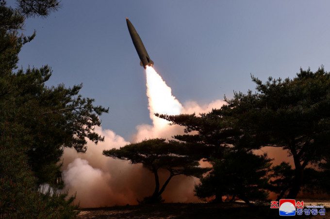 北韩周四发射10多枚弹道导弹，射程涵盖南韩首尔及多个主要基地。图为北韩早前发射一枚战术弹道导弹。路透社