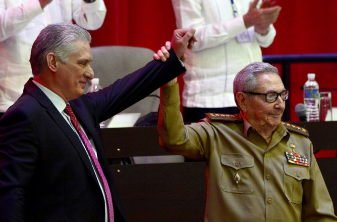 卡内尔（左）接任劳尔（右），成为古巴共党中央委员会第一书记。AP资料图片