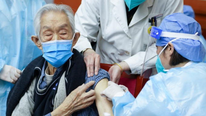 张文宏建议脆弱人群再次接种疫苗。新华社资料相