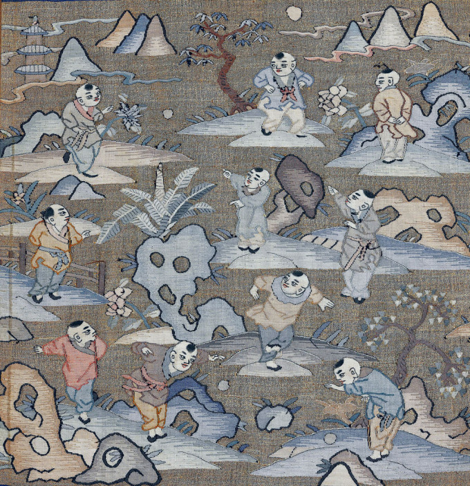 《婴戏图》属于十八世纪作品，是缂丝和金属綫挂屏。