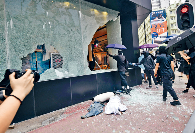 示威者前日破壞銅鑼灣IT時裝店，並偷走衣服。
