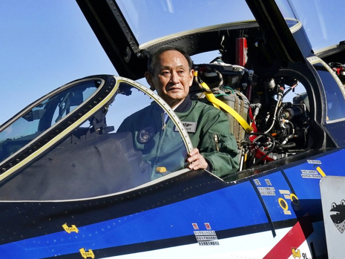 日本首相菅義偉登上即將退役的F-4戰機駕駛艙內拍照留念。AP圖片