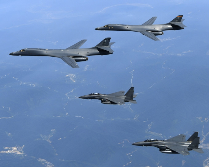 美军证实两架B-1B战略性轰炸机周四联同日本和南韩战机进行演习。美联社