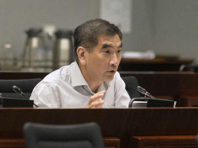 鍾國斌表示，如果政府有意延長有薪產假至14日，應該承擔全部開支。