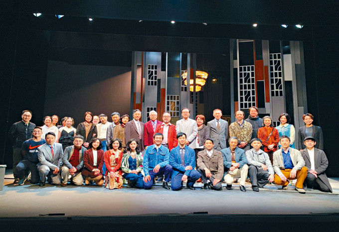 香港話劇團《不散的筵席》眾演員及嘉賓合照。