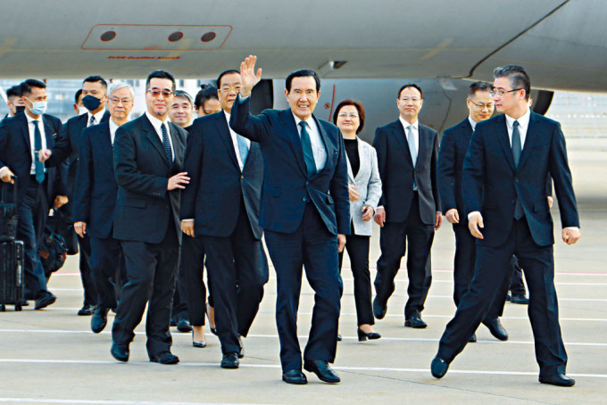 馬英九昨天抵達上海浦東機場，首次訪問大陸。