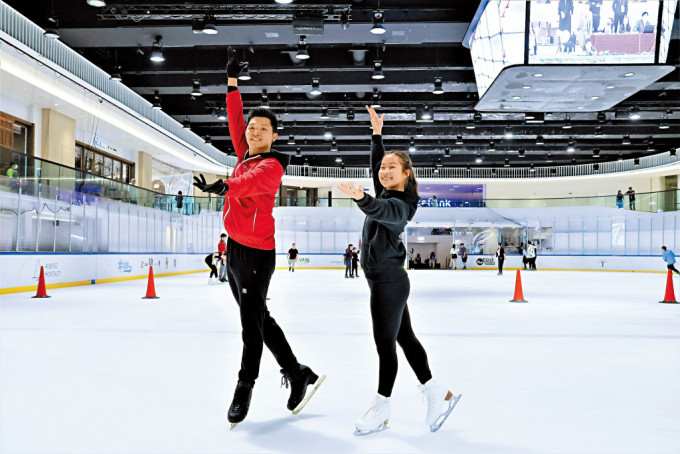 李厚賢（左）與詹樂童享受滑冰樂趣。