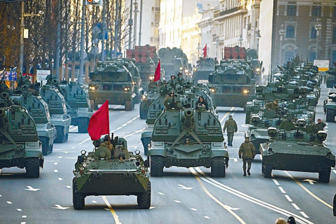 莫斯科通往红场的路上，周三有大批坦克参与胜利日阅兵彩排。