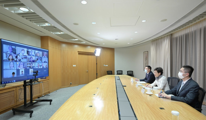 林郑月娥在网上研讨会上与内地和海外艺廊代表会面，向他们介绍香港作为国际艺术文化枢纽的优势。政府新闻处