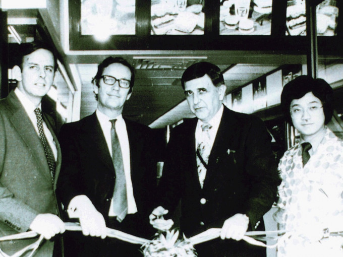7-Eleven在1981年於跑馬地開設第1間分店。7-Eleven提供