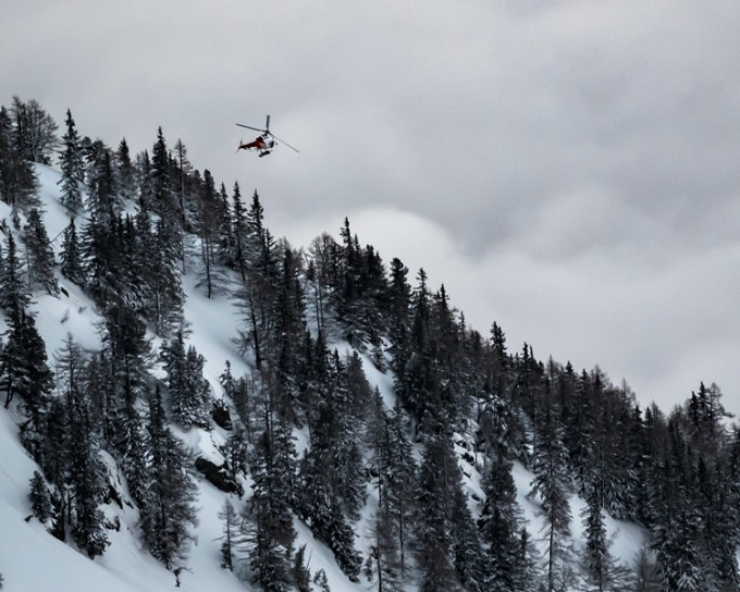 瑞士雪崩后有直升机救援。AP