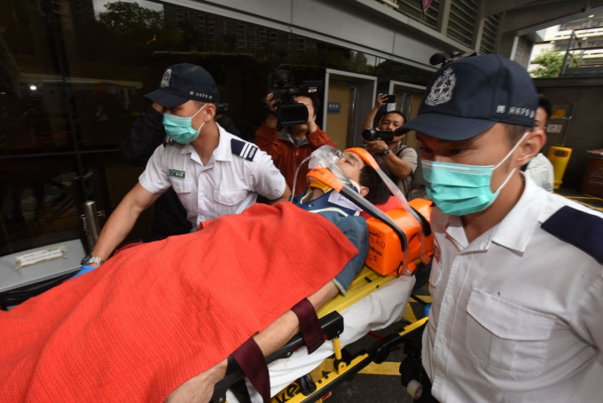 两名工人受伤，送往伊利沙伯医院救治。梁国峰摄