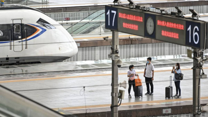 不少旅客选择在广州南站转车。(中新社)