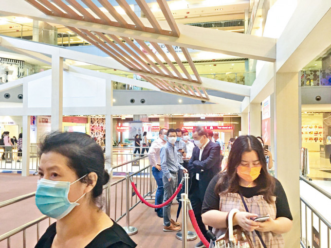 九龍灣展貿中心檢測中心人流不絕。