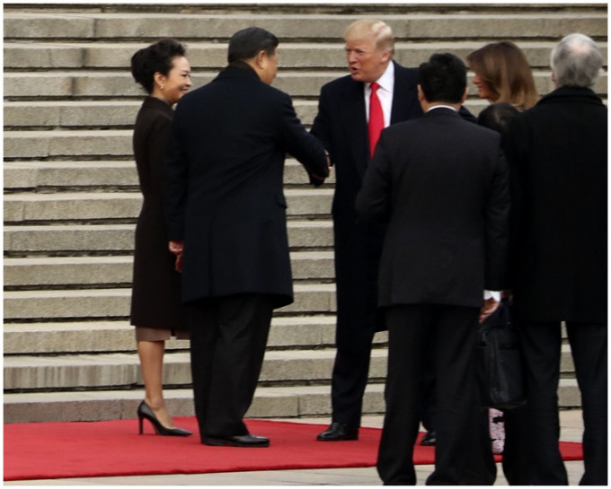 习近平与夫人彭丽媛与特朗普伉俪握手。AP