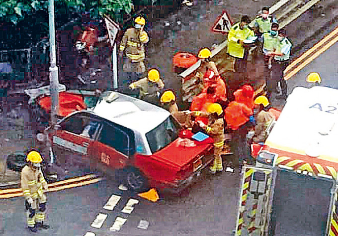 的士遇狂風失控猛撼燈柱，消防員搶救被困司機。