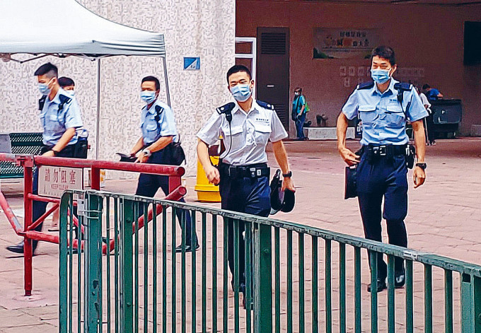 警方到華荔邨調查女嬰猝死原因。　