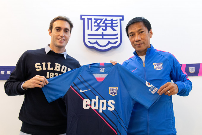 巴尔拿(左)加盟杰志后与教练朱志光合照，未来他将穿上37号球衣。相片由杰志提供