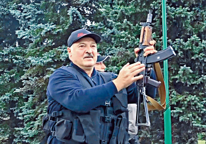 盧卡申科周日在總統府附近舉起步槍。　