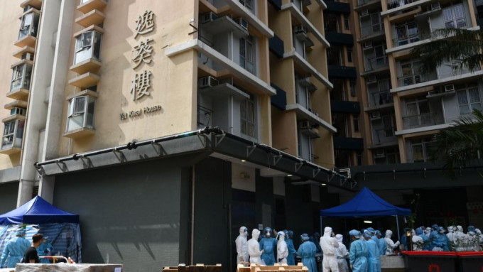 葵涌邨多幢大厦因疫情需要围封强检，有居民表示连日未能上班。